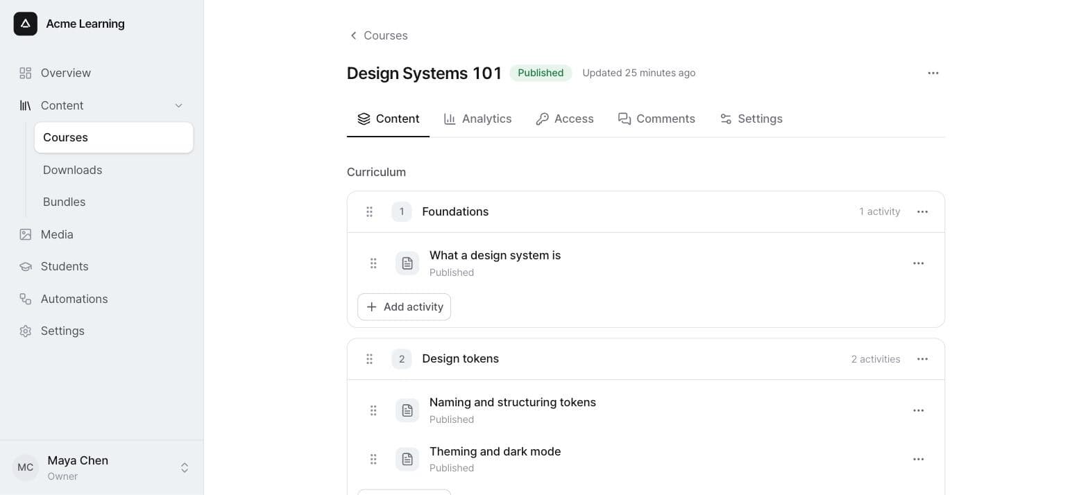 Admin back-office showing a course curriculum with modules and lessons